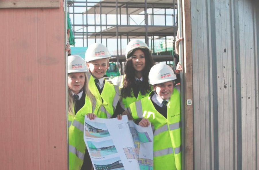 那位测量员妈妈，要带着十几岁的学生，去迪拜造房子了